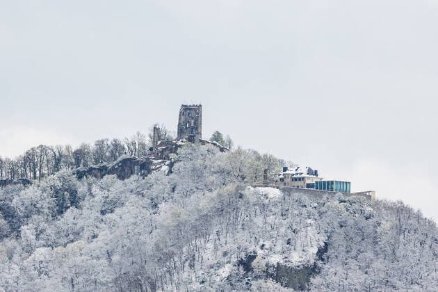 The snow-covered Drachenfels The April weather provided abundant snowfall over the Bonn Rhine Valley at the height of the Rodderberg within sight of the Siebengebirge Several centimeters of snow fell during the night on Saturday, even into the already blooming lowlands 02 04 2022 Bonn Mehlem NRW Germany
