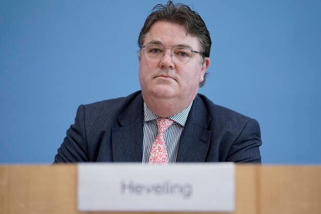 Federal Press Conference Lawsuit against the second supplementary budget law 2021 News,08 04 2022,Berlin,Ansgar Heveling, legal adviser CDU CSU in portrait at the Federal Press Conference on the subject Lawsuit against the second supplementary budget law 2021 Berlin Berlin Germany