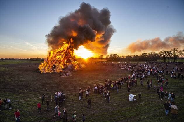 2022 04 17 20 05 04 DIJKERHOEK An Easter fire on Easter Monday in the Dijkerhoek hamlet The hamlet in the municipality of Rijssen Holten has won the Easter fire competition with the largest Easter fire with a height of 15 meters and a volume of more than 4000 cubic meters of  Copyright: xx x447241943x originalFilename: 447241943.jpg