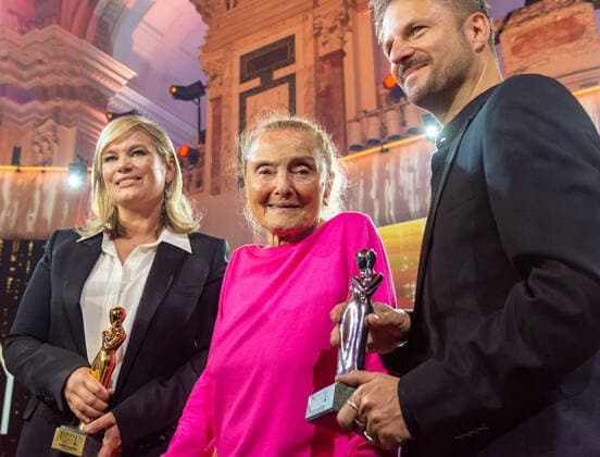 20220423 Kurier Romy Gala 2022 WIEN, OESTERREICH - 23. APRIL: Preistraegerin der Kurier Platin-Romy 2022 fuer ihr Lebenswerk Erni Mangold(Mitte) mit Corinna Milborn (links) und Philipp Hochmeier(rechts) bei der Verleihung des deutschsprachigen Film- und Fernseh-Preises, die 33. Kurier Romy Gala 2022 im Festsaal der Wiener Hofburg am 23. April 2022 in Wien, Oesterreich. 220423_SEPA_17_027 Copyright: xIsabellexOuvrardx SEPAxMedia