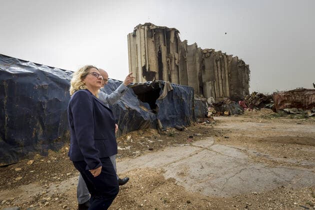 Svenja Schulze SPD , Federal Minister for Economic Cooperation and Development, inspects the destroyed grain silos in the port of Beirut here with German Ambassador Andreas Kindl Schulze is on a three-day trip to Lebanon and Ethiopia 24 04 2022 Beirut Lebanon Copyright: xThomasxKoehler photothek.dex