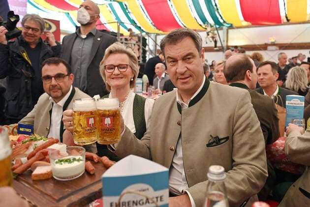 Fruehlingsfest 2022 in Munich, Gastrofruehling in the Hippodrom marquee on 25 04 2022 Markus SOEDER State Premier of Bavaria and CSU Chairman and Angela INSELKAMMER President DEHOGA Bavaria toast Li Klaus HOLETSCHEK CSU,Health Minister Bavaria