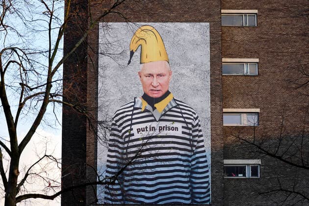 The Russian President Vladimir Putin is to be seen on a XXL banner in convict clothes Behind the action is the Cologne banana artist Thomas Baumgärtel, who already with similar actions against US President Donald Trump or the Turkish President Recep Tayyip Erdogan for media echo provided Cologne, 25 04 2022 NRW Düsseldorf Copyright: xChristophxHardtx