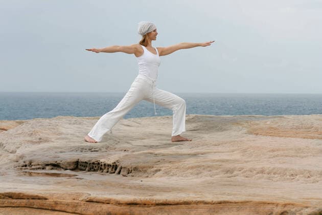 IMAGO Creative: Welttag für psychische Gesundheit am 10. Oktober Yoga, pilates, exercise, model released, , 493834.jpg, active, aerobics, blonde, body, calm, chi, energy, exercise, exercising, female, fit, fitness, flexible, grace, happy, health, healthy, holistic, impact, joy, leisure, life, lifestyle, low, mental, mind, move, ocean, outdoors, peace, people, philosophy, pilates, recreation, rejuvenation, relax, relaxation, rocks, serenity, sporit, sport, stretch, stretching, synergy, tai, woman, women, yang, yin, yoga,