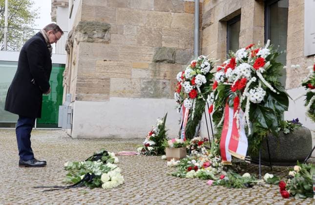 20 anniversary of the killing spree Gutenberg Gymnasium 26 04 2022, Erfurt, Gutenberg Gymnasium, 20 anniversary of the killing spree by Robert Steinhaeuser, in which 16 people were killed eleven teachers, a student teacher, a secretary, two students and a police officer were shot, then he killed himself in the picture Prime Minister Bod