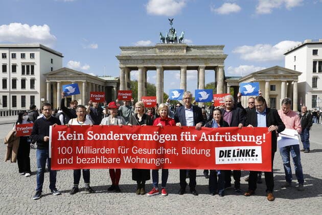 Dr Gesine Lötzsch, Dietmar Bartsch, Janine Wissler, Party Chairwoman, The Left Party, Germany, Berlin, Brandenburg Gate, DIE LINKE, Action on Special Fund, No Special Fund for Rearmament 100 Billion for Health, Education and Affordable Housing