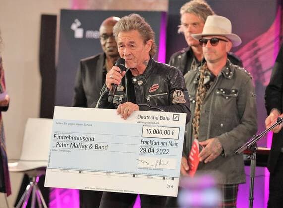29 04 2022 Frankfurt am Main, Paulskirche Peter Maffay and band awarded Frankfurt Music Prize Singer Peter Maffay is delighted to receive the check with the money he uses to support refugees from Ukraine