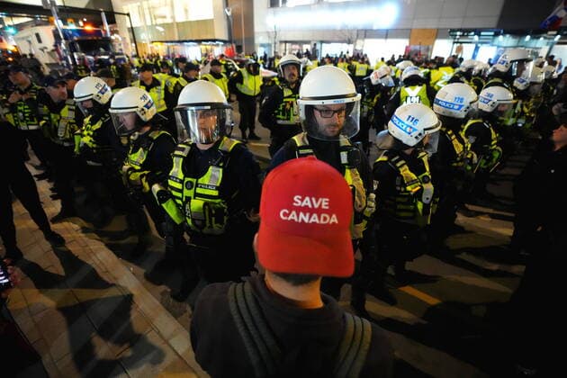 Bilder des Jahres 2022, News 04 April News Themen der Woche KW17 April 29, 2022, Ottawa, ON, CANADA: Protesters confront police during a demonstration, part of a convoy-style protest participants are calling Rolling Thunder , in Ottawa, Friday, April 29, 2022. Ottawa CANADA - ZUMAc35_ 20220429_zaf_c35_170 Copyright: xSeanxKilpatrickx