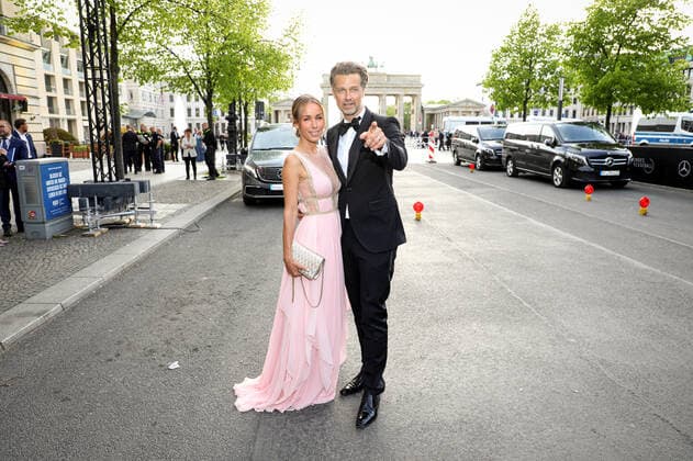 Federal Press Ball at the Hotel Adlon Kempinski in Berlin Wayne Carpendale with wife Annemarie Carpendale Federal Press Ball at the Hotel Adlon Kempinski in Berlin Copyright: xEventpressx