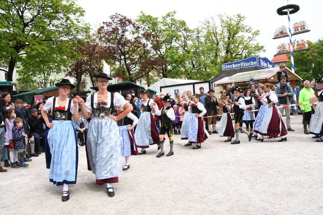 D Loisachthaler Stamm Verein Muenchen 30 04 2022 Auer Maidult opening Maria Hilfsplatz Trachtlerinnen und Trachtler der Muenchner Vereine DÕLoisachthaler StammÒ Muenchen