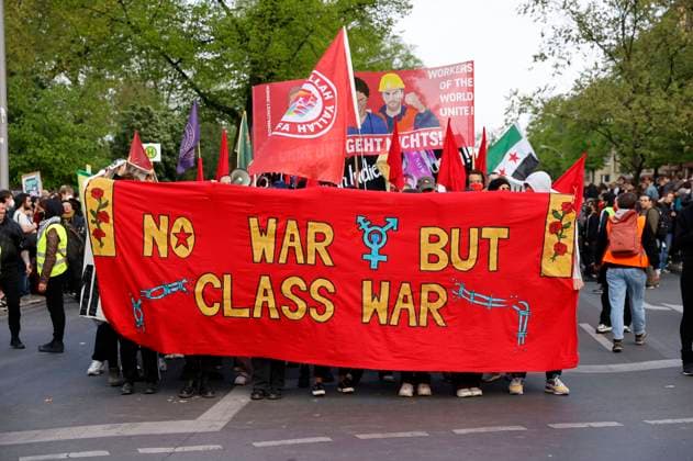 Demonstrators at the Revolutionary 1 May Demo under the slogan Revolutionary First May Yallah class struggle No war but classwar from Neukölln to Kreuzberg Berlin, 01 05 2022 Foto:xJ.xMWx xFuturexImage