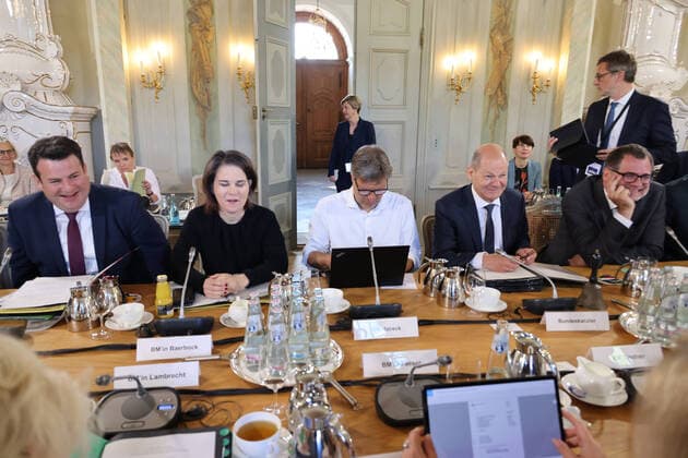 Federal cabinet and closed meeting , Germany, Meseberg, Brandenberg, guest house of the federal government, Chancellor Olaf Scholz with the federal cabinet on Klusuertagung here at the cabinet table Meseberg Brandenburg Germany