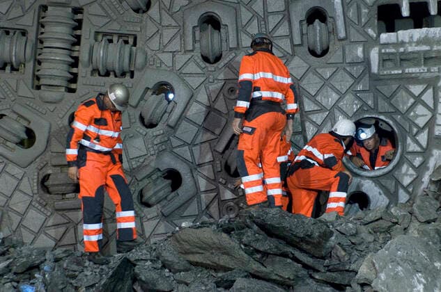 NEAT INTERMEDIATE THREAT Miners climb through the tunnel boring machine in the Gotthard base tunnel of the New Rail Link through the Alps (NRLA) between Erstfeld and Amsteg on Wednesday 16 09 09, where the breakthrough of a 7.2-kilometer section AlpTransit G  Copyright: Ex-PressxMarkusxFortex MFO20090916_034