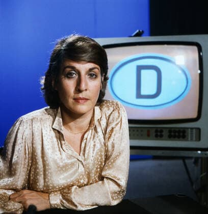 KENNZEICHEN D Kennzeichen D, ZDF Politmagazin über den Alltag auf beiden Seiten der innerdeutschen Grenze, Deutschland, 1980, im Bild: LEA ROSH, deutsche Fernsehjournalistin, erstmals als neue Kommentatorin der politischen Sendereihe. Kennzeichen D, TV Political magazine about everyday life on both sides of the inner-German border, Germany, 1980, pictured: LEA ROSH, German television journalist, for the first time as a new commentator on the political series., Deutschland Copyright: ArthurxGrimm UnitedArchives82007685 EDITORIAL USE ONLY