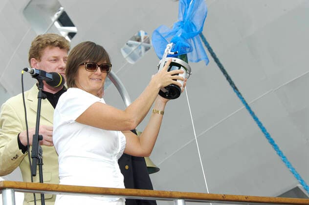 Fürstin Gloria von Thurn und Taxis bei der Schiffstaufe des Ozeanriesen Delphin Renaissance der Reederei Hey im Überseehafen in Hamburg, Deutschland 2003. Copyright: HartwigxValdmanis Nur redaktionelle Nutzung. Editorial usage only. UnitedArchivesVAL_72040195