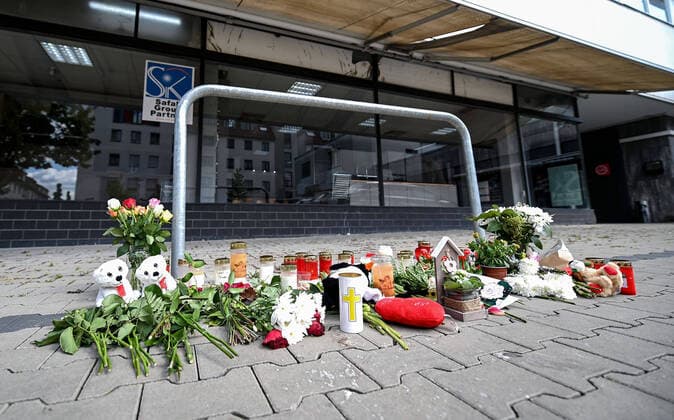 12 05 2022, xpsx, local Hanau commemorate 2 dead children v l police forensics children child dead brother sister, drama, murder, police car, criminal police, cordon off, cordoned off römerstrasse balcony street commemorate flowers candles mourning thought, Hanau Hesse Germany DEU Hanauer Anzeiger