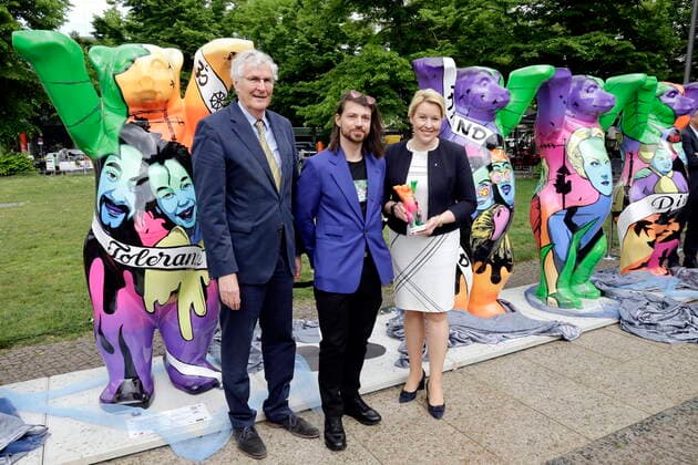 13 05 2022, Berlin, Germany Unveiling of Buddy Baer sculptures by Street Art artist Damian Yves Rohde on Wittenbergplatz in Berlin The motto of the artwork is Hand in Hand for Tolerance Photo f r Franziska Giffey, SPD, Governing Mayor of Berlin, Street Art artist Damian Yves Rohde and entrepreneur Klaus Herlitz, founder of Buddy Baer Berlin GmbH