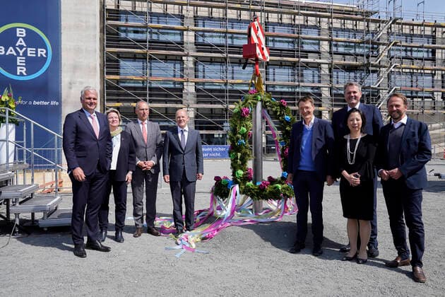 Chancellor at the topping-out ceremony SOLIDA 1 at Chempark Leverkusen Current, 13 05 2022, Leverkusen, Guppenbild Chancellor Olaf Scholz, Chairman of the Board of Management of Bayer A