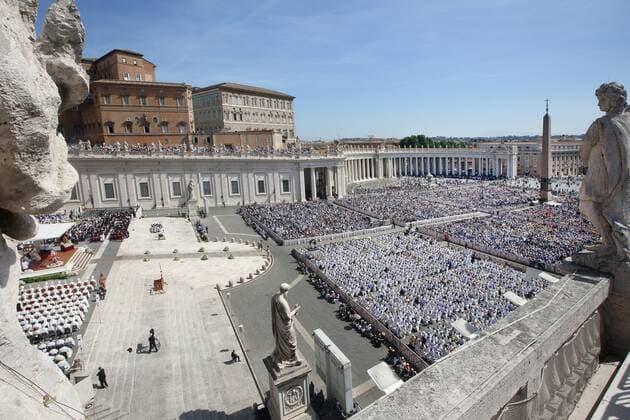 2022 05 15 10 24 32 VATICAN CITY Catholics on St Peter s Square during the canonization of, among others, the Dutch Carmelite Father Titus Brandsma Brandsma was arrested by the German occupiers in 1942 because of his open opposition to Nazism, which he expressed long before the war The Carmelite died in Dachau concentration camp from hardship AN  Copyright: xx x448570598x originalFilename: 448570598.jpg