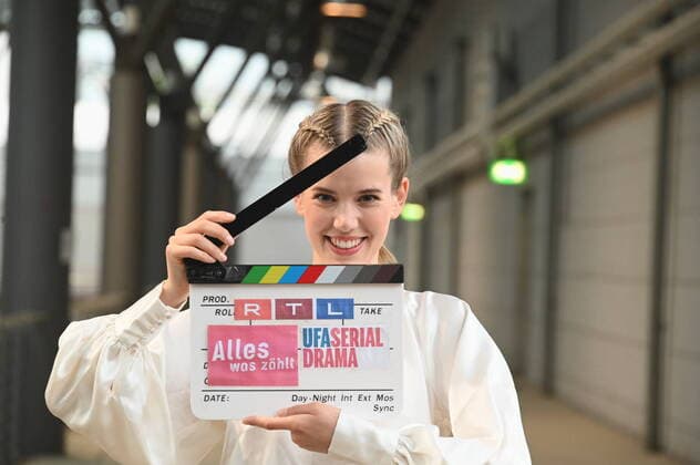 Actress Sina Zadra poses and can be seen as motivational coach Jill Kaufmann in the RTL series Alles was zählt from 22 06 2022 episode 3968