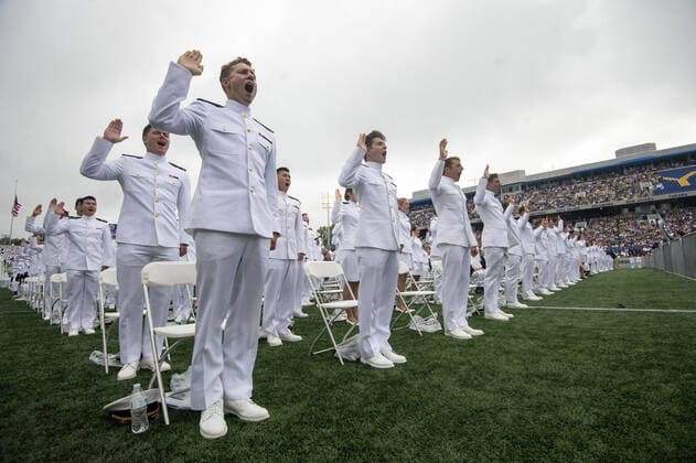 Midshipman take the oath of office during the U.S. Naval Academy Graduation and Commissioning Ceremony .at the U.S. Naval Academy in Annapolis, Maryland on Friday, May 27, 2022. President Joe Biden spoke during the ceremony.  WAP20220527201 BONNIExCASH