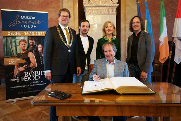 DR HEIKO WINGENFELD, DENNIS MARTIN, DIANE AND CHRIS DE BURGH, PETER SCHOLZ ENTRY IN THE GOLDEN BOOK OF THE CITY OF FULDA FULDA CASTLE
