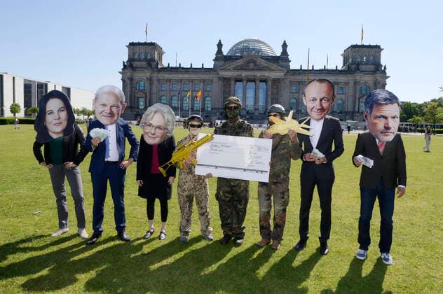 Activists at a protest action against the so-called special fund of 100 billion for the Bundeswehr in front of the Reichstag building Berlin, 03 06 2022 Foto:xF.xKernx xFuturexImage