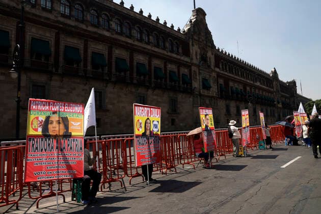 June 4, 2022, Mexico City, Mexico City, Mexico: Outside the National Palace, members of the organization Organized Users in Civil Disobedience display photographs of legislators who voted against the electricity reform. On Jun 4, 2022 In Mexico City, Mexico. Mexico City Mexico - ZUMAe321 20220604_zia_e321_034 Copyright: xLuisxBarronx xEyepixxGroupx