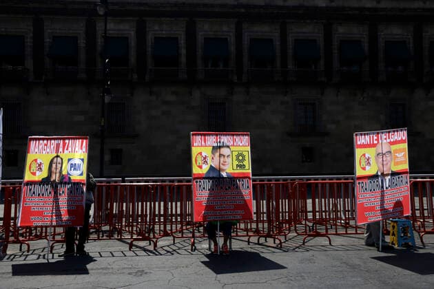 June 4, 2022, Mexico City, Mexico City, Mexico: Outside the National Palace, members of the organization Organized Users in Civil Disobedience display photographs of legislators who voted against the electricity reform. On Jun 4, 2022 In Mexico City, Mexico. Mexico City Mexico - ZUMAe321 20220604_zia_e321_035 Copyright: xLuisxBarronx xEyepixxGroupx