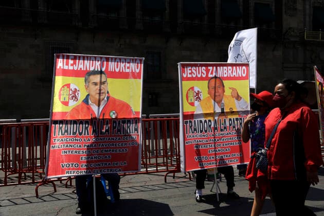 June 4, 2022, Mexico City, Mexico City, Mexico: Outside the National Palace, members of the organization Organized Users in Civil Disobedience display photographs of legislators who voted against the electricity reform. On Jun 4, 2022 In Mexico City, Mexico. Mexico City Mexico - ZUMAe321 20220604_zia_e321_036 Copyright: xLuisxBarronx xEyepixxGroupx