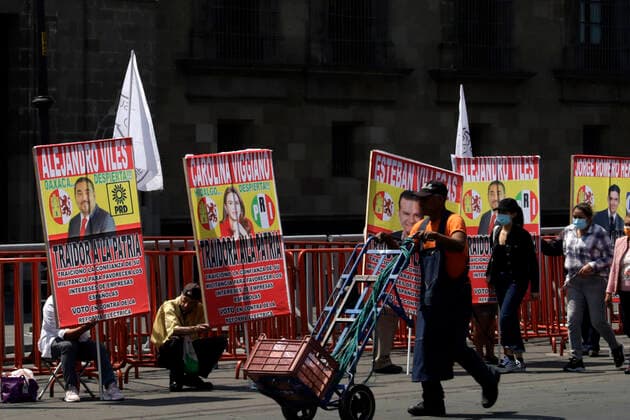 June 4, 2022, Mexico City, Mexico City, Mexico: Outside the National Palace, members of the organization Organized Users in Civil Disobedience display photographs of legislators who voted against the electricity reform. On Jun 4, 2022 In Mexico City, Mexico. Mexico City Mexico - ZUMAe321 20220604_zia_e321_040 Copyright: xLuisxBarronx xEyepixxGroupx