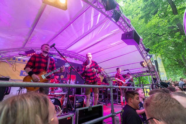 Reportage Whitsun Monday 2022 at the Bergkirchweih in Erlangen mood directly in front of the stage of the mood band Die Gerchli Erlangen Bavaria Germany