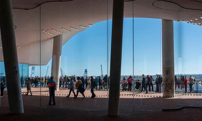 interior design, public Viewing platform, Plaza with wind deflectors Elbphilharmonie, port city, Hamburg, Germany, Europe Copyright: imageBROKER Karl-HeinzxSpremberg iblkhs08325860.jpg