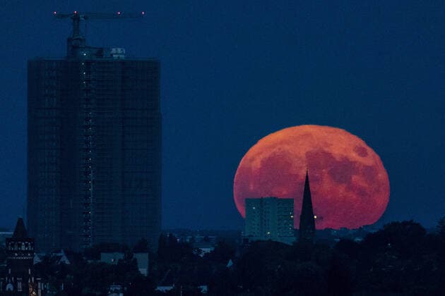The so-called strawberry moon stands out at the rise next to the Steglitzer traffic circle in Berlin, 14 06 2022 Berlin Germany Copyright: xFlorianxGaertner photothek.dex