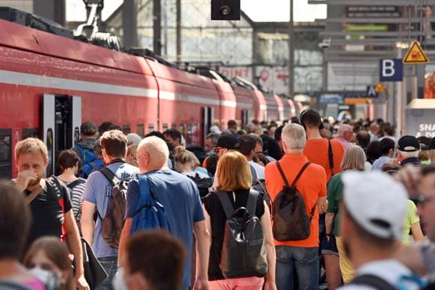 Nine euro ticket The railroad chaos is now only worse Full station hall, platform, train passengers at the main station in Munich on 15 06 2022
