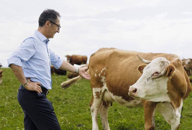 Cem Oezdemir Buendnis 90 Die Gruenen , Federal Minister for Agriculture and Food, visits a demeter farm in Holzkirchen, 16 06 2022 Holzkirchen Germany Copyright: xUtexGrabowsky photothek.dex