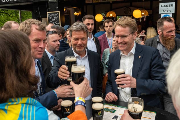 Kiel, Germany, 18 June 2022, The Kiel Week 2022 is opened With Prime Minister Daniel Günther Glasen and Federal Minister of Economics Robert Habeck Typhonsignel Leinen los and other prominent guests and about 10 000 visitors, the opening took place on the town hall square