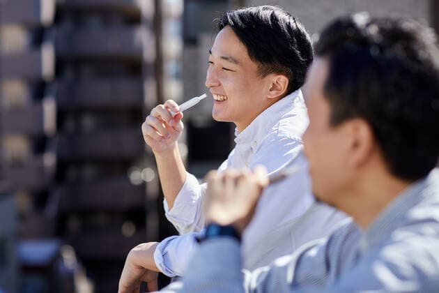 Japanese men smoking outside AFLO178185829  , 178185829.jpg, ,model released, Symbolfoto