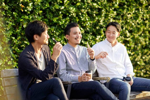 Japanese men smoking outside AFLO178185924  , 178185924.jpg, ,model released, Symbolfoto