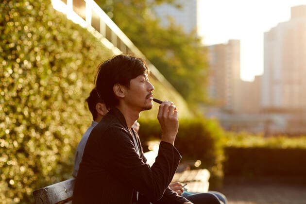 Japanese men smoking outside AFLO178185939  , 178185939.jpg, ,model released, Symbolfoto
