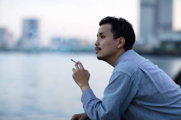 Japanese man smoking outside AFLO178185969  , 178185969.jpg, ,model released, Symbolfoto