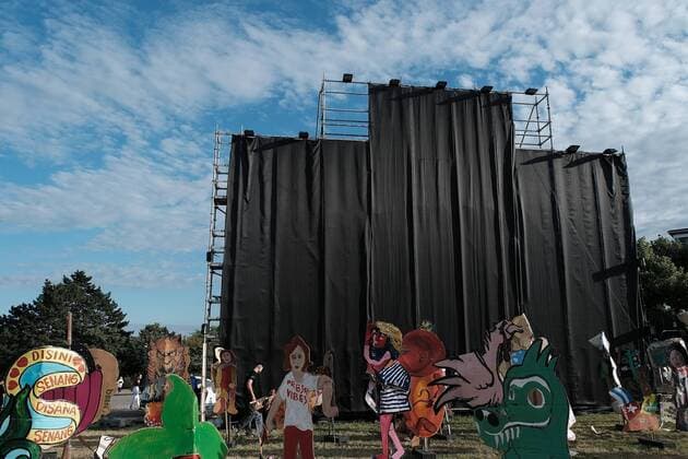 21 06 2022 xkhx Kassel, documenta fifteen Friedrichplatz Kassel Banner of the Indonesian artist collective Taring Padi with clearly anti-Semitic depictions is taken down at the end ur still stands the empty scaffolding KH