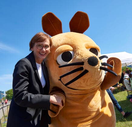 Bettina Stark Watzinger Day of the little researchers 2022 EUR, Germany, Berlin, 23 06 2022 On the occasion of the nationwide action day Day of the little researchers, a joint discovery and research takes place in front of the Reichstag With shovels, magnifying glasses and hands and the support of the mouse,