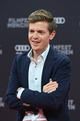 Ferdinand HOFER Actor , single image,cropped single image,half figure,half figure red carpet,red carpet,opening 39 Filmfest Muenchen on 23 06 2022 Gasteig HP8