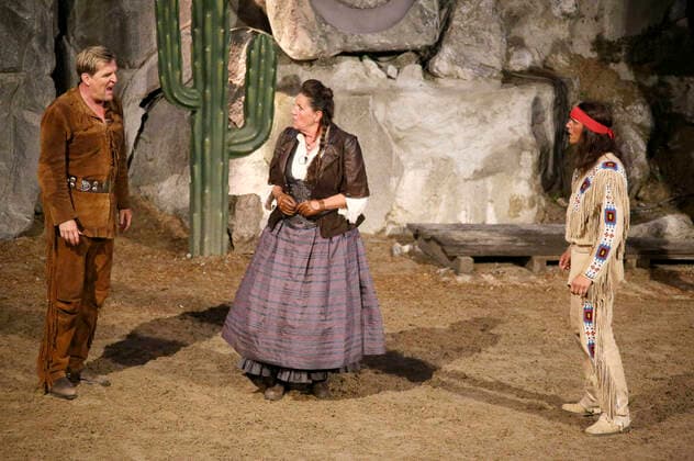Sascha Gluth, Katy Karrenbauer and Sascha Hödl Winnetou substitute for Alexander Klaws, who is ill with Corona, at the premiere of Der Ölprinz at the Karl May Spiele 2022 at the open-air theater am Kalkberg Bad Segeberg, 25 06 2022 Foto:xgbrcix xFuturexImage