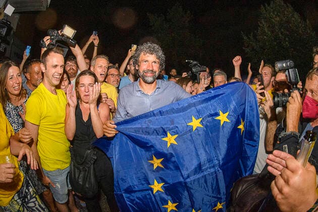 Photo IPP Maurilio Boldrini Verona 26 6 2022 Politics municipal election for new mayor of Verona in the photo the new Mayor Damiano Tommasi celebrates victory with a flag of the European Union Italy Photo Press World Copyright Election Counting Damiano Tomma  0