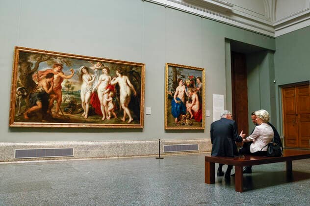 The President of the European Commission, Ursula von der Leyen (c), talks with the Luxembourg President, Xavier Bettel (d), and the Norwegian Prime Minister, Jonas Gahr Støre (l), upon arrival at the Prado Museum where the head of the Spanish Executive offers a dinner to the Heads of State and Heads of Government participating in the NATO summit, in Madrid, Spain, 29 June 2022. Some 40 world leaders attend the summit, running from 29 to 30 June, focused on the ongoing Russian invasion of Ukraine. Spain hosts the event to mark the 40th anniversary of its accession to NATO. Pedro Sanchez chairs a dinner at Prado Museum !ACHTUNG: NUR REDAKTIONELLE NUTZUNG!  Copyright: xBallesterosx GRAF737 20220629-d073504f9d9641d81bbcf5947db8737f1a4c5ac7