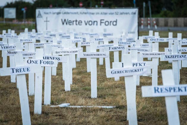 226 white crosses stand on Wednesday evening 29 06 2022 in front of the Ford plant in Saarlouis About 800 bub