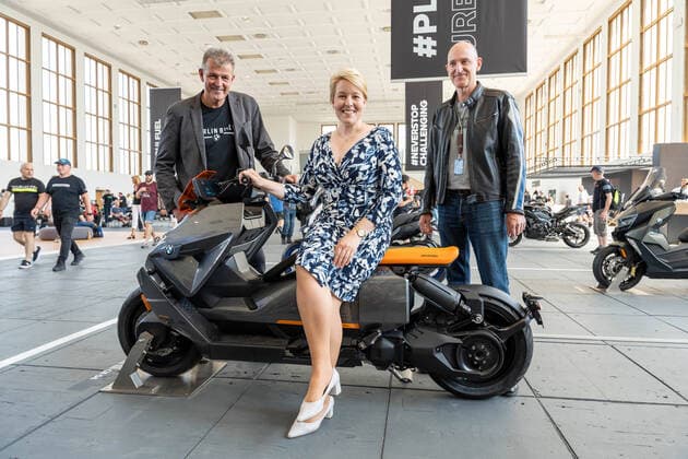 02 07 2022,Berlin,Germany,GER,the BMW Motorrad Days 2022 at the Messegelände Funkturm Summer Garden Franziska Giffey Governing Mayor of Berlin is on site Press tour BMW CE 04 is an electric emission-free scooter