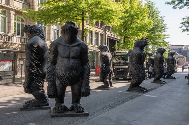 Original Sin art on the Hamburg Mönckbergstarsse 03 07 22022 Hamburg City The monkey gang is there On the Hamburg Mönckebergstrasse today three-meter-high monkey sculptures of the chnesichen artist Liu Ruowang were set up Â